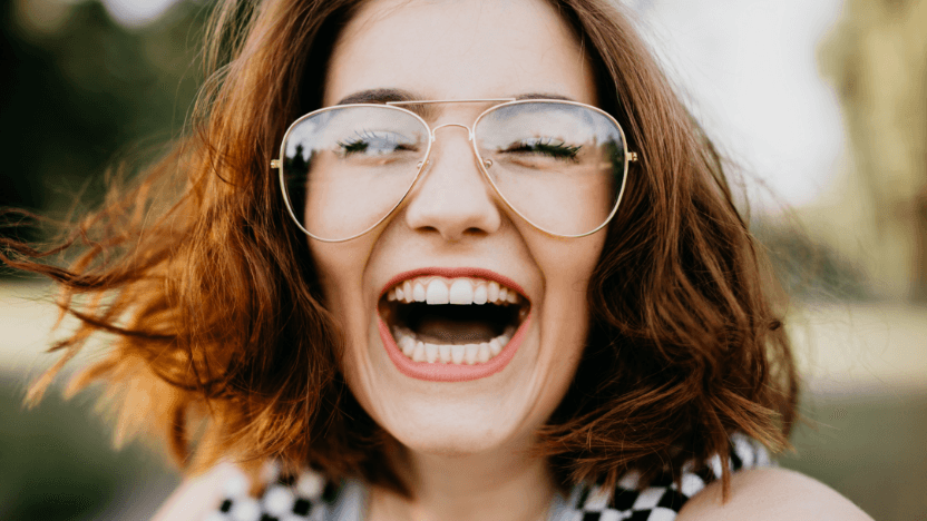 brandarena steht für Kommunikation und Events für gesellschaftsrelevante Themen. Gerade in Zeiten von Corona. Ein leeres Büro mit dem Schriftzug “Wir bleiben zu Hause - zusammen gegen Corona.