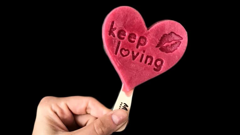 Eis am Stiel in Herzform