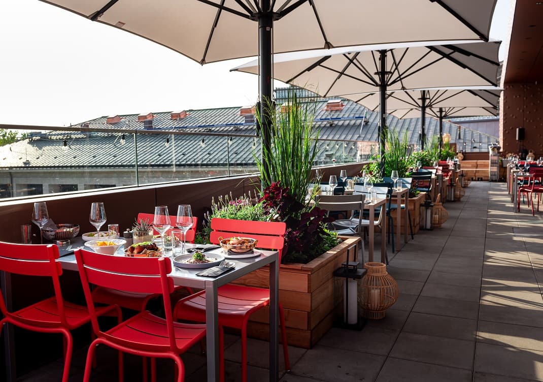 Frau im Mond_Dachterasse