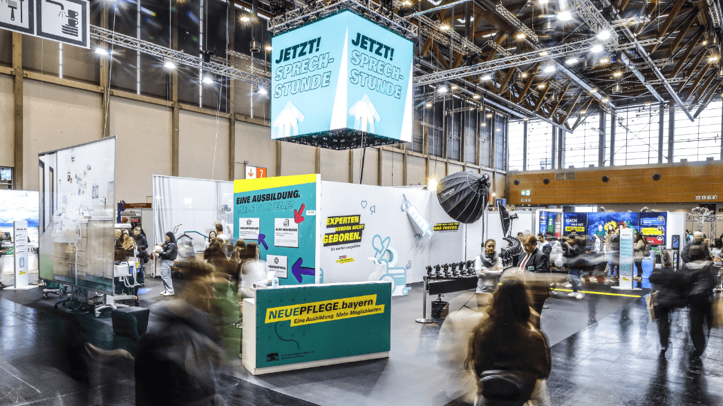 Messestand für Jugendliche | brandarena Jugendaffiner Messestand oder schon Event? Mit Simulationengeben wir Einblick in den Pflegeberuf.