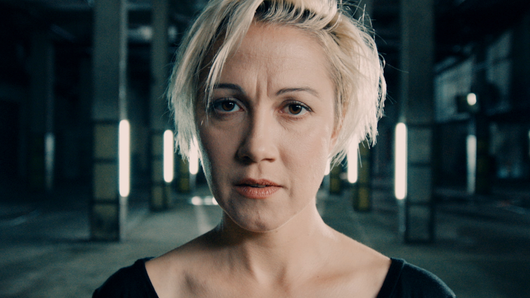 Informationskampagne zum Thema Depression “Bitte stör mich! Symbolbild für die Informationskampagne zum Thema Depression der brandarena. Eine blonde Frau mit zweifelndem, ängstlichen Blick vor dunklem Hintergrund.